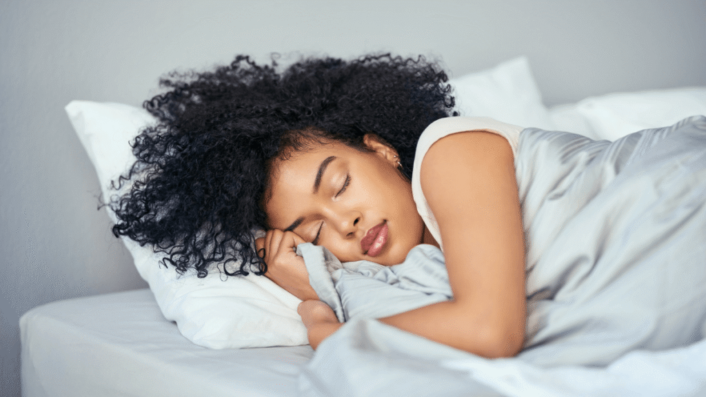 Kobieta śpiąca spokojnie w łóżku – jakość snu i regeneracja