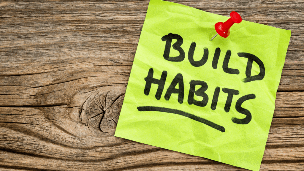 Kartka z napisem ‘Build habits’ – budowanie zdrowych nawyków