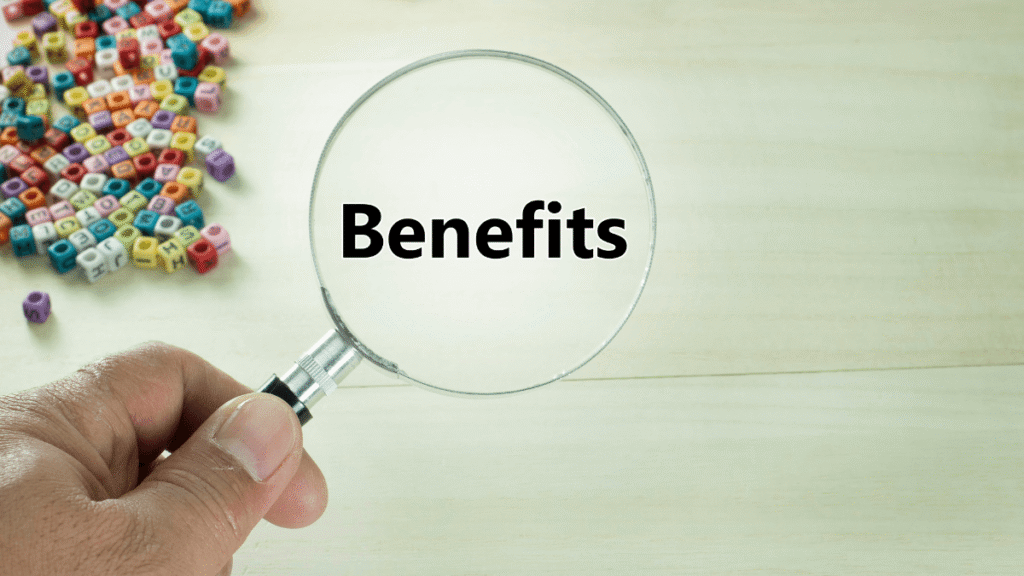 Lupa z napisem Benefits – symbol korzyści płynących z aktywności fizycznej